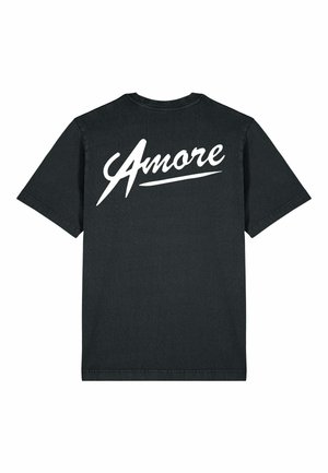 Čierne bavlnené tričko s krátkymi rukávmi a voľným strihom. Na chrbte veľký biely kurzívny nápis "Amore". Jednoduchý dizajn bez ďalších vzorov.