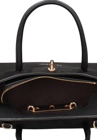 Zwarte handtas met een gestructureerde vorm, suède materiaal, gouden hardware en een binnenvak met rits. Stevige handvatten en logo-detail zichtbaar.