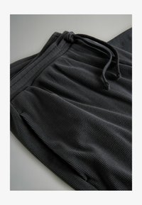 Nevybrané, balck charcoal grey