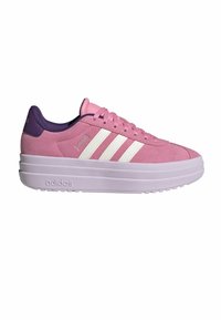 Sneakers basses Adidas roses avec des bandes blanches, un col violet et une semelle épaisse lilas, montrées de profil sur fond blanc.