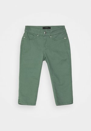 Pantalon vert court avec bouton à l'avant, passants de ceinture ainsi que poches avant et arrière, posé à plat sur un fond blanc.