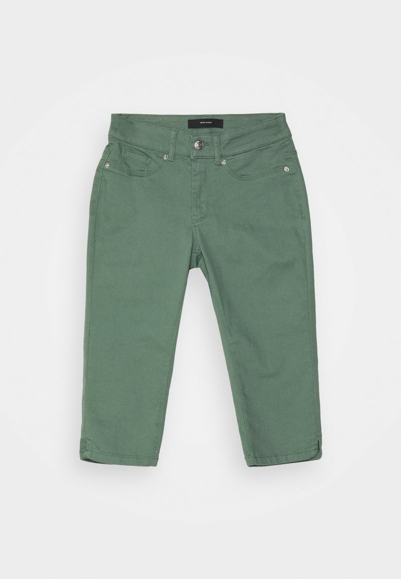 Pantalon vert court avec bouton à l'avant, passants de ceinture ainsi que poches avant et arrière, posé à plat sur un fond blanc.