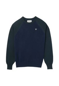 Suéter de cuello redondo azul marino con mangas raglán verde oscuro. Presenta un pequeño logo blanco en el pecho y puños y dobladillo acanalados. Textura suave.