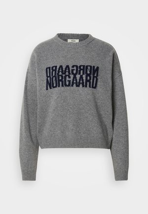 Grijze, gebreide trui met een ronde hals, met de woorden "NORGAARD" in marineblauw. Cropped ontwerp, ribgebreide zoom en manchetten.