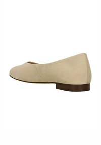 Ballet flat beige in suede con punta rotonda e tacco basso marrone, caratterizzata da una texture liscia e un design minimalista.