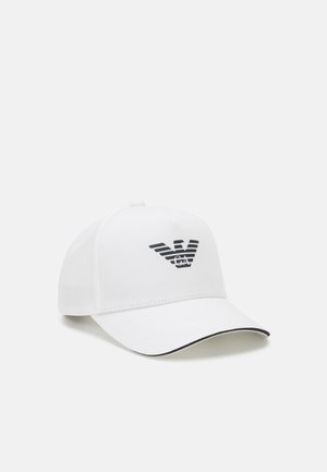 Gorra de béisbol blanca hecha de algodón. Presenta un logotipo negro con rayas horizontales en la parte frontal y un ribete negro a lo largo del ala.