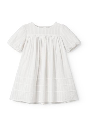 Vestido blanco de bebé de manga corta con cintura fruncida, rayas verticales texturizadas y mangas abullonadas sobre un fondo blanco.