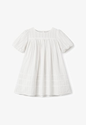 Bela kratka obleka za dojenčke s kratkimi rokavi, z nabranim pasom, teksturiranim navpičnim črtami in napihnjenimi rokavi na belem ozadju.