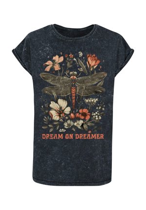 Tricou negru cu mânecă scurtă, având un grafic central cu o libelulă înconjurată de flori, cu textul "DREAM ON DREAMER" în portocaliu.
