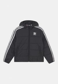 Chaqueta acolchada negra con capucha, con el logotipo blanco de Adidas y tres franjas blancas a lo largo de las mangas. Cierre con cremallera, sin patrones visibles.