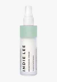 Bouteille en verre clair avec un capuchon vert menthe. Présente un texte noir en gras indiquant "CREME ÉCLAIRCISSANTE INDIE LEE", contenant des feuilles de fraise et du squalane.