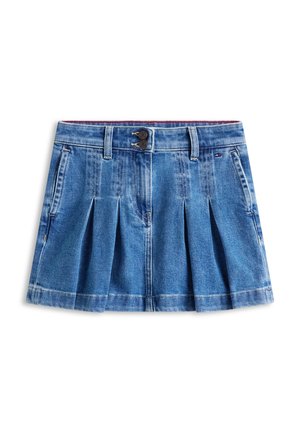 Modrá denimová plisovaná mini sukňa s pútkami na opasok, dvojitým zapínaním na gombíky, prednými vreckami a malým flag logom na pravej strane.