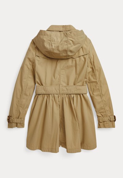 Beige, lett trench coat med hette, belted midje og plisserte bak. Har knappede mansjetter og en glatt tekstur.