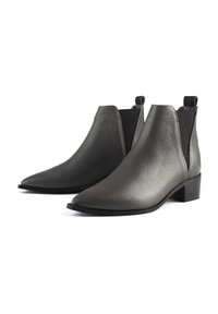 Botas de cuero gris hasta el tobillo con punta afilada, acabado texturizado, paneles laterales elásticos y un tacón bajo tipo bloque. Sin hardware ni acentos visibles.
