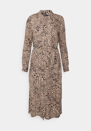 Robe à imprimé léopard beige et noir, avec manches longues, col, taille nouée et fermeture boutonnée sur le devant.
