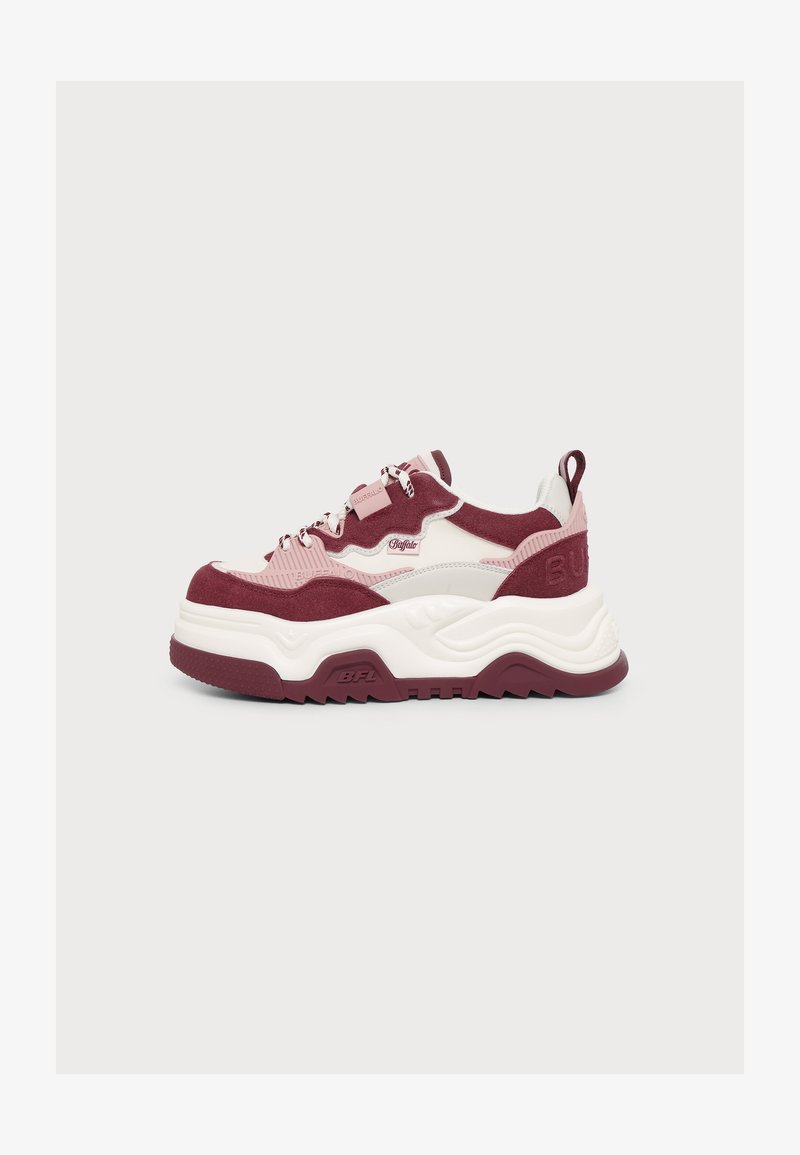 Baskets épaisses avec panneaux en suède blanc et bordeaux, semelle épaisse ondulée, lacets à motif et languette au talon, vues de profil.
