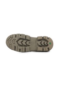 Semelle de chaussure en caoutchouc brun avec de profondes rainures, ornée d'une touche de vert au talon et du logo. Texture durable avec des motifs en zigzag et rectangulaires.