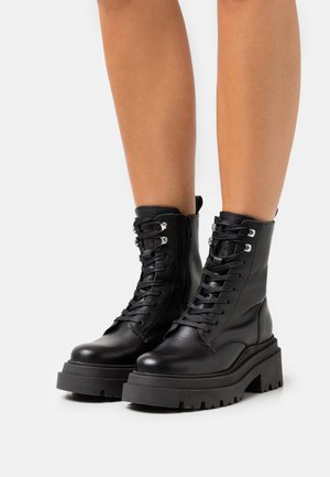 LEATHER WINTER BOOTIES - Stivaletti con plateau - black