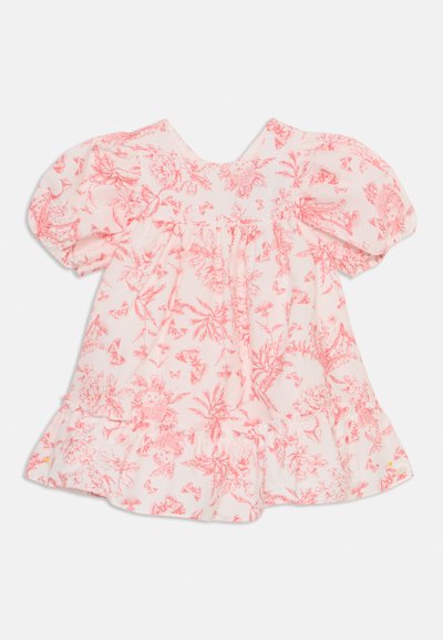Cvetna otroška obleka iz mehke roza tkanine z svetlo rdečim botaničnim vzorcem, kratkimi naborkastimi rokavi in nabrano obrobico, z V-izrezom.