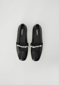 Ballerine in pelle nera con punta quadrata, dotate di una fascia decorativa di cristalli sul collo del piede. Marchiate "Gabor" sulla soletta.