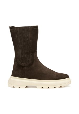 Bottine en suede marron avec une semelle blanche épaisse. Elle présente des accents de couture verticale sur le dessus et une texture lisse. Conception imperméable.