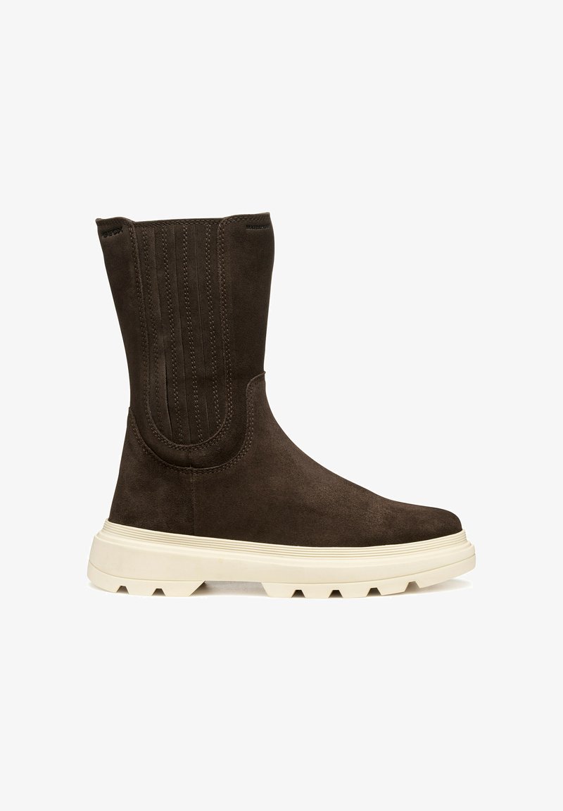 Botín de ante marrón hasta el tobillo con una suela blanca gruesa. Presenta acentos de costura vertical en la parte superior y una textura suave. Diseño impermeable.