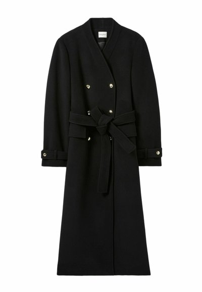 Cappotto lungo nero doppiopetto in lana con cintura in vita annodata, bottoni dorati e fasce ai polsini, rifinito con colletto a V.