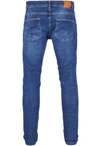 Modri jeans s ravnim krojem, ki vključujejo dva zadnja žepa, subtilne šive in kontrastno rjavo usnjeno oznako na pasu.
