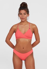 Koraļļu bikini komplekts ietver izstrādājuma stila augšdaļu ar plānām siksnām un klasisku apakšdaļu. Izgatavots no gluda materiāla, ar vienkrāsainu dizainu.