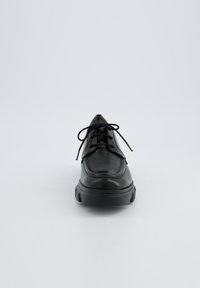 Scarpe stringate in pelle nera con finitura liscia, punta squadrata e suola in gomma spessa con un sottile motivo antiscivolo.