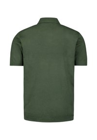 Donkergroen poloshirt, korte mouwen, vlakke gebreide kraag en een zachte stofstructuur. Heeft een schone, simpele achterkant zonder patronen.