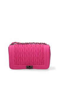 Borsa trapuntata di colore rosa acceso con tracolla a catena argentata e chiusura rettangolare nera con fermo a scatto su sfondo bianco.