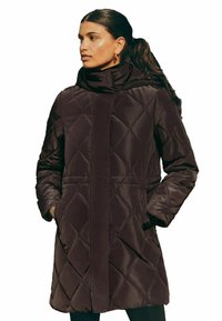 Pruun triibuline toppitud jope kõrge krae, pikkade varrukate ja küljetaskutega. Sile tekstuur läikiva viimistlusega. Eesmine sulgemisdisain.