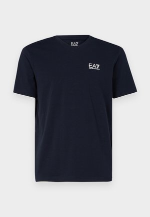 T-shirt in cotone blu navy con design a V. Presenta un piccolo logo EA7 bianco sul lato sinistro superiore. Maniche corte, tessuto leggero.