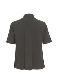 Chemise gris foncé à manches courtes avec col, vue de dos, présentant une couture horizontale sur le haut du dos et des fentes latérales à l'ourlet.