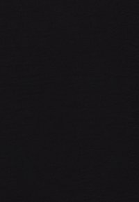 Pehmeä, teksturoitu musta kangas, jossa on hieman kiiltoa. Yhtenäinen väri ja sileä pinta, joka näyttää olevan yhdenmukainen koko materiaalissa.