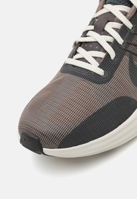 Nike Sportswear LUNAR ROAM - Tenisky - cave stone/dark smoke grey/ironstone/baroque brown/light bone