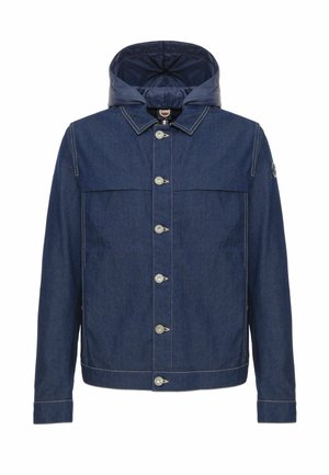 Tmavomodrá denimová bunda so striebornými gombíkmi, béžovým prešívaním a pripevnenou tmavomodrou prešívanou kapucňou, predný pohľad na bielom pozadí.