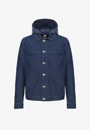 Tumši zila džinsa jaka ar sudraba pogām, bēša šuvēm un piespraustu tumši zilu kvetētu kapuci, skats no priekšpuses uz baltas virsmas fona.