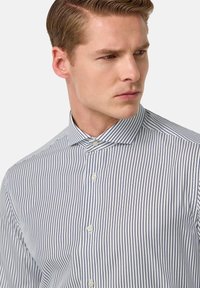 Gestreiftes Hemd in Slim-Fit-Form, mit vertikalen marineblauen und weißen Streifen, einem Button-Down-Kragen und klassischen weißen Knöpfen.