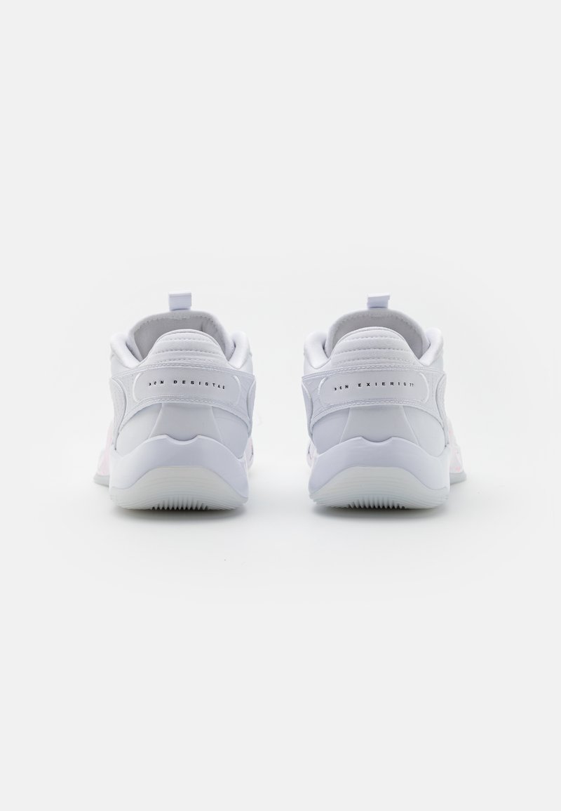 Weiße Sportschuhe mit einem glatten Leder-Obermaterial, gepolstertem Kragen und strukturierten Sohlen mit einem rosa Akzent. Reflektierendes Branding an der Ferse.