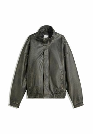 Dunkelgraue Lederjacke mit hohem Kragen, vorderen Druckknöpfen, Seitentaschen und elastischem Saum auf weißem Hintergrund.