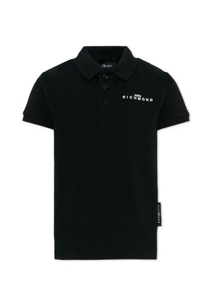 Zwart poloshirt met korte mouwen, drie knopen, kraag en witte "John Richmond"-logo op de linkerborst.
