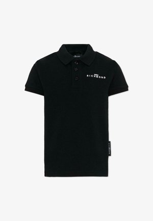 Czarna polo z krótkim rękawem, trzema guzikami, kołnierzykiem i białym logo "John Richmond" na lewej piersi.