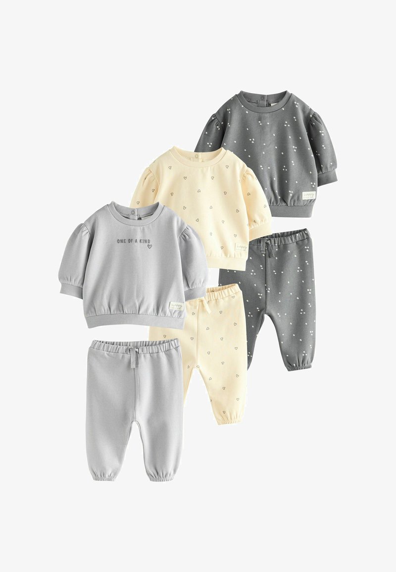 Quatre ensembles de vêtements pour enfants, fabriqués en coton doux dans des teintes grises, jaunes et à motifs. Comprend des sweatshirts et des pantalons avec des tailles élastiques.