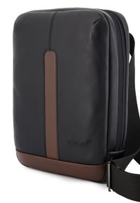 Schwarze Lederhandtasche mit einem braunen Akzentstreifen, rechteckige Form, glatte Textur, Reißverschluss und einem verstellbaren Schultergurt.