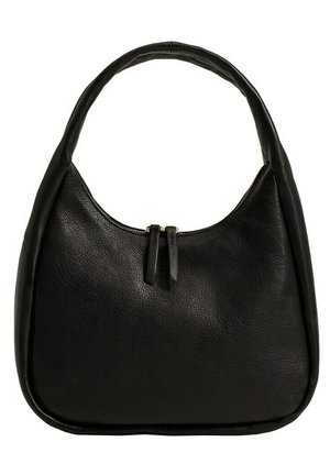 Sac à épaule en cuir noir avec une seule bandoulière rembourrée et deux curseurs de fermeture éclair sur l'ouverture supérieure, texture lisse et bords arrondis.