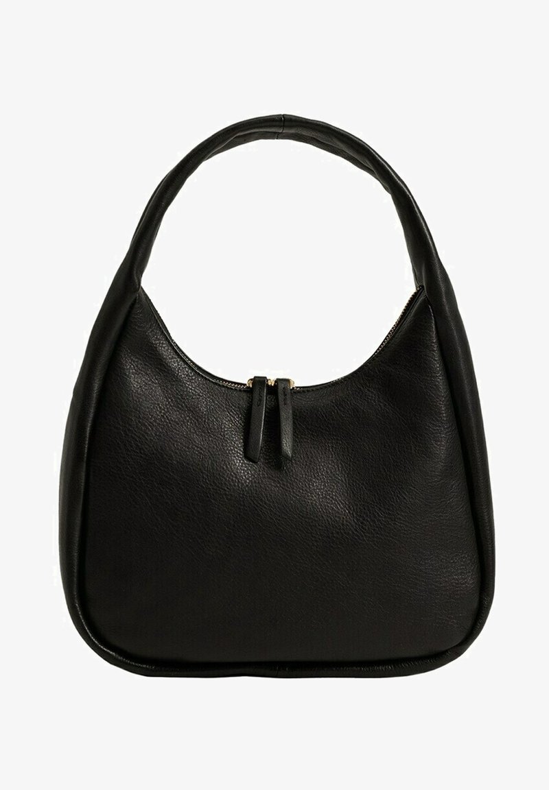 Sac à épaule en cuir noir avec une seule bandoulière rembourrée et deux curseurs de fermeture éclair sur l'ouverture supérieure, texture lisse et bords arrondis.