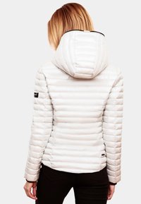 Polstret hvid jakke med horisontal quiltet design, hætte og sorte detaljer. Glat tekstur og tætsiddende silhuet.
