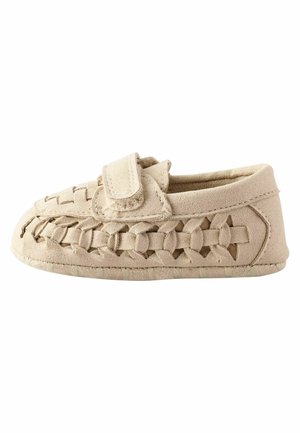 Chaussure bébé beige avec un design en cuir tissé et une fermeture à bride Velcro unique sur fond blanc.